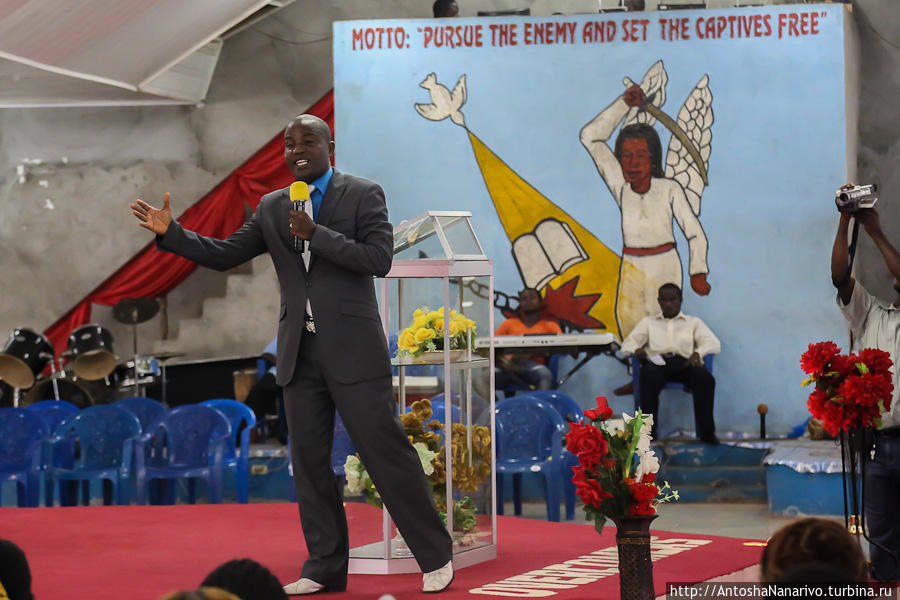 15. Пастор проповедует и даёт напутствие молодым. Монровия, Либерия