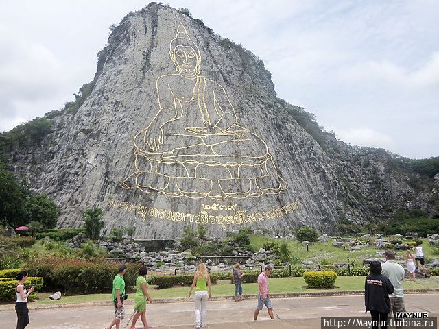 Самая большая фигура Будды ,изображенная на камне.Ушло 60 тонн золота.Фигура была подарена  королю Таиланда на день рождения от имени народа. Паттайя, Таиланд