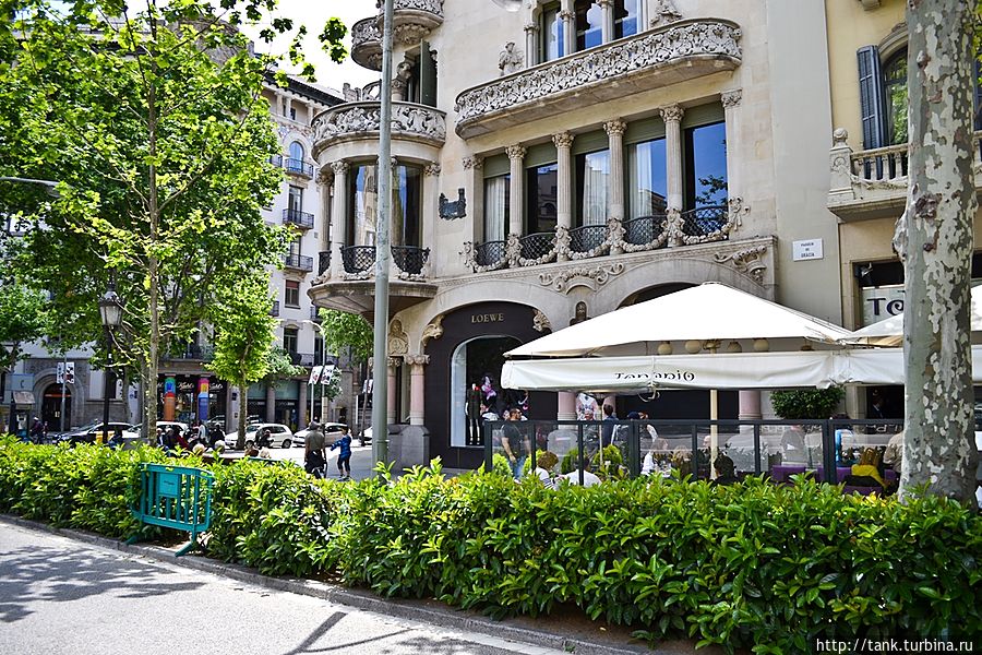 Идя по бульвару Грасиа, только и успевай вертеть головой и рассматривать шедевральные фасады, разместившихся здесь архитектурных шедевров.