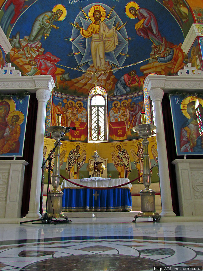 Соборная православная церковь в городском парке в Требинье
