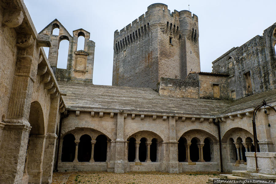 Вот из этого аббатства разлилась по всему региону жизнь Бульбон, Франция