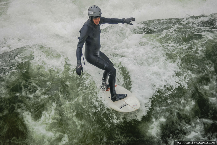 Сёрфер в центре города Мюнхен, Германия