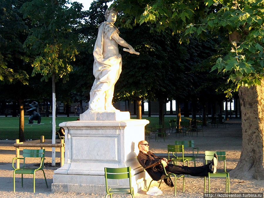 Скульптура Николя Кусту Гай Юлий Цезарь и сидящий под ней цезарёныш. Париж, Франция