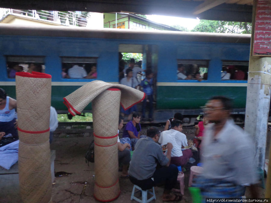 Поездка по центральному Янгону на поезде Янгон, Мьянма