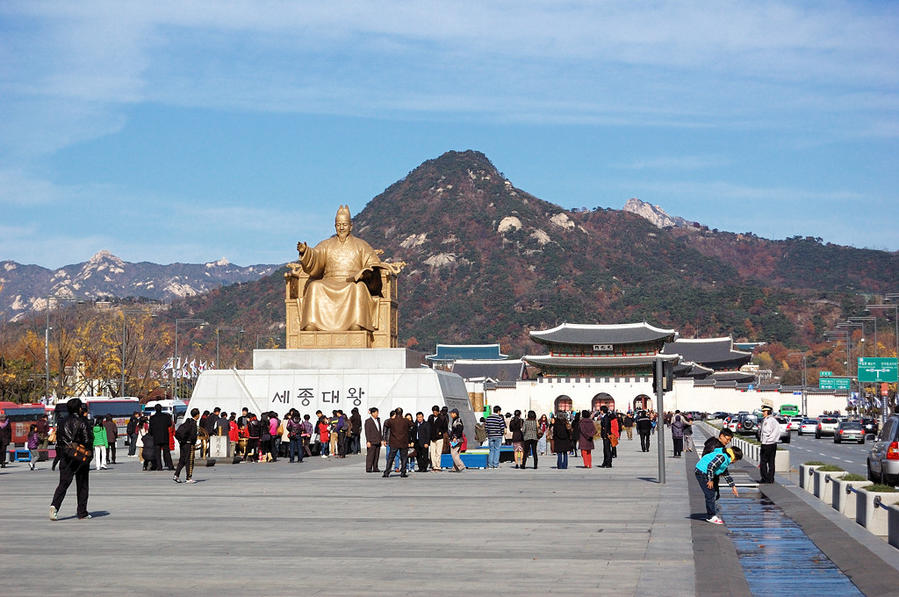 Памятник Седжону Великому / King Sejong monument