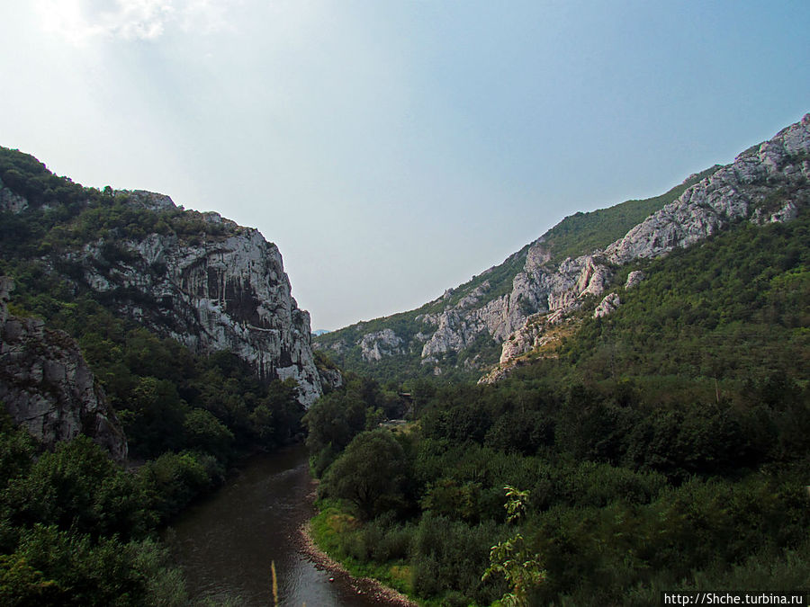 пересекаем реку Искыр, справа скалы 