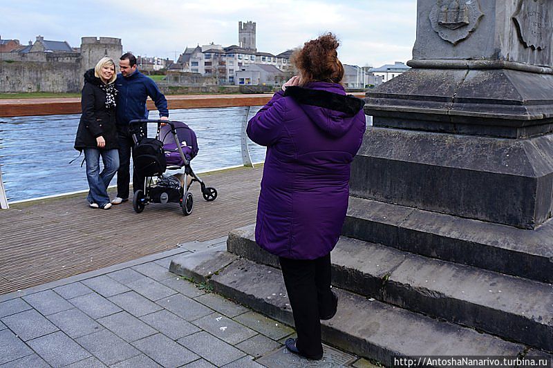 Народ фотографируется на фоне замка Лимерик, Ирландия