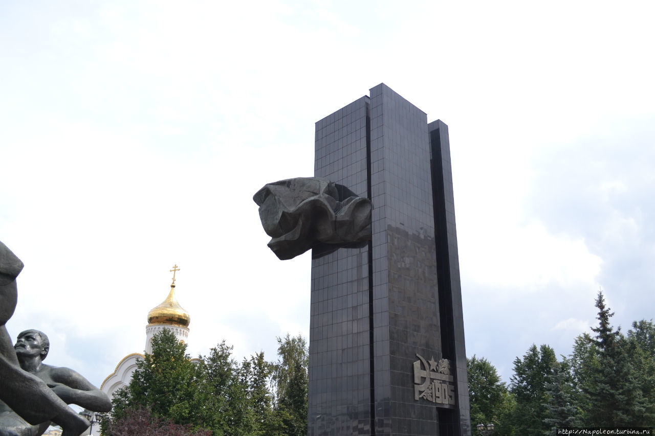 Монумент странной революции