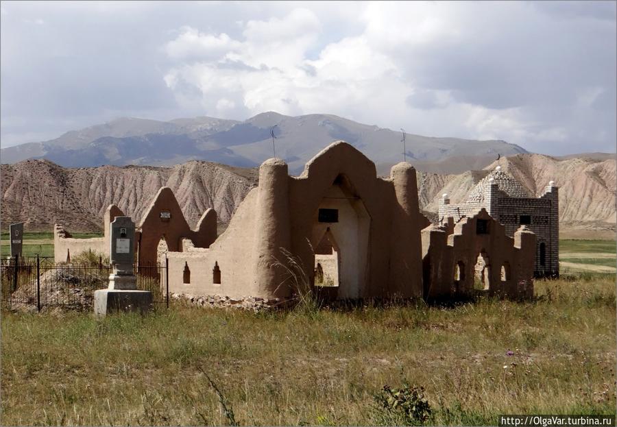 Мавзолеи напоминали небольшие крепости Нарын, Киргизия
