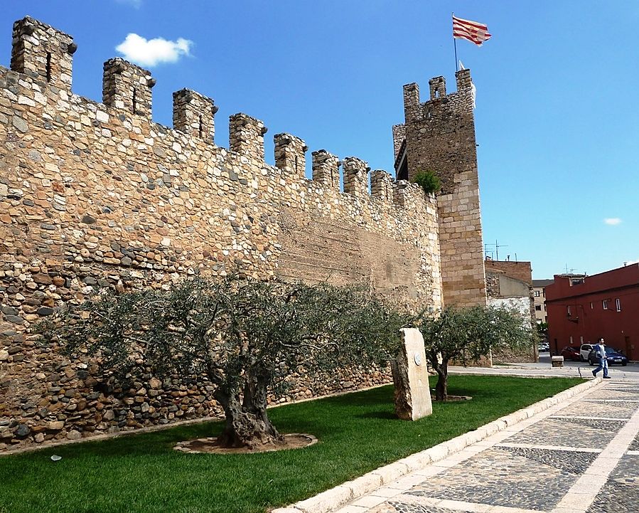 Вдоль крепостной стены Монблан, Испания