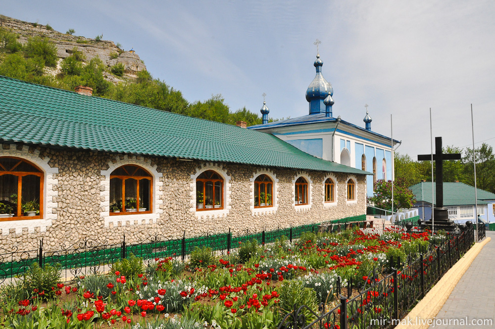 Слева, на каменном утесе, можно разглядеть небольшую часовенку с синей крышей. Сахарна, Молдова