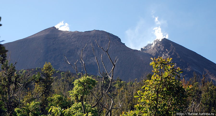 Видно как дышит вулкан Антигуа, Гватемала