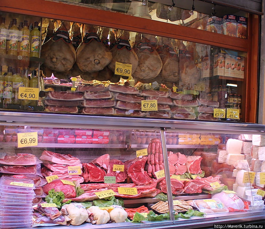 Мясные лавки доверху забиты прошутто и пармской ветчиной. Здесь настоящий рай для мясоедов.