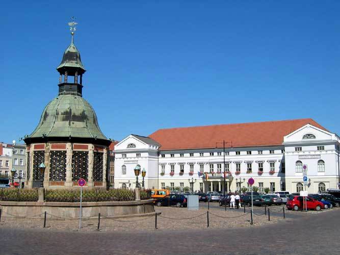 Ратуша и центральная площадь / Rathaus & Marketplace