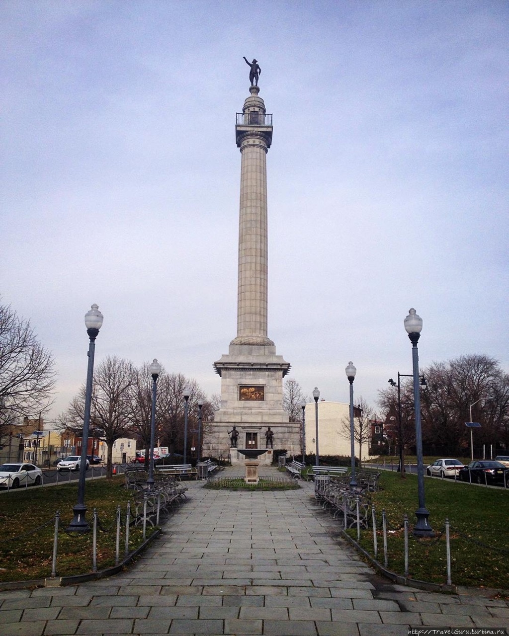На вершине памятника Битве при Трентоне расположена статуя Джорджа Вашингтона с вытянутой вперёд правой рукой, направляющей огонь артиллерии Трентон, CША