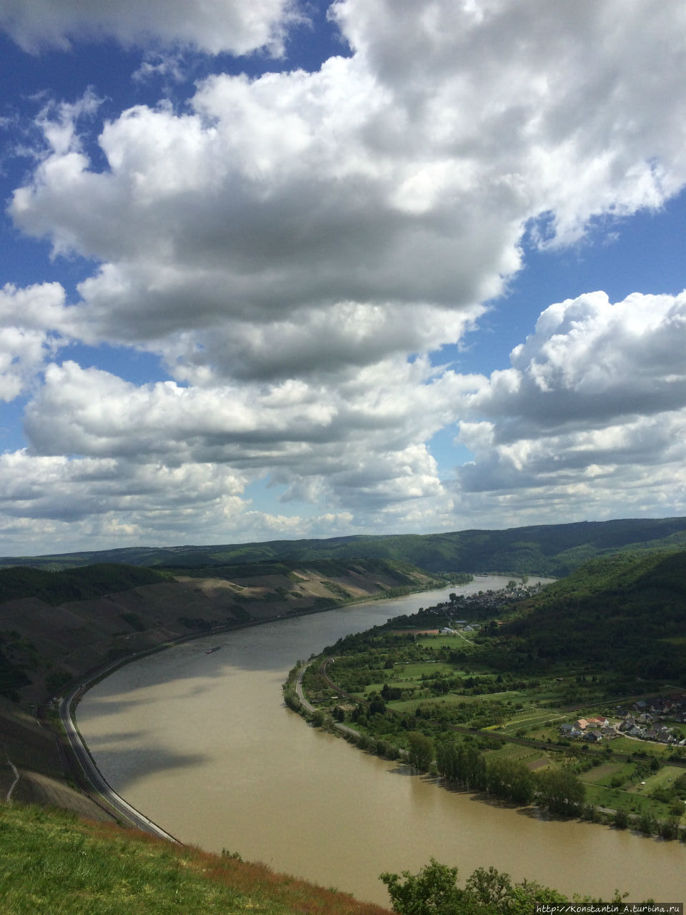 Клубничное вино и вид на Рейн с высоты птичьего полета. Боппард, Германия