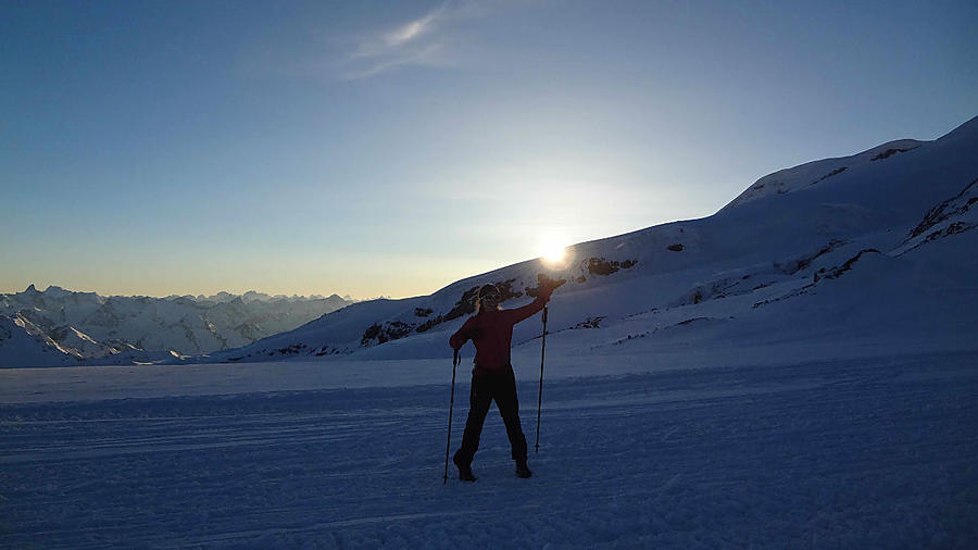 Попытка поймать уходящее за хребет Солнце) Эльбрус (гора 5642м), Россия