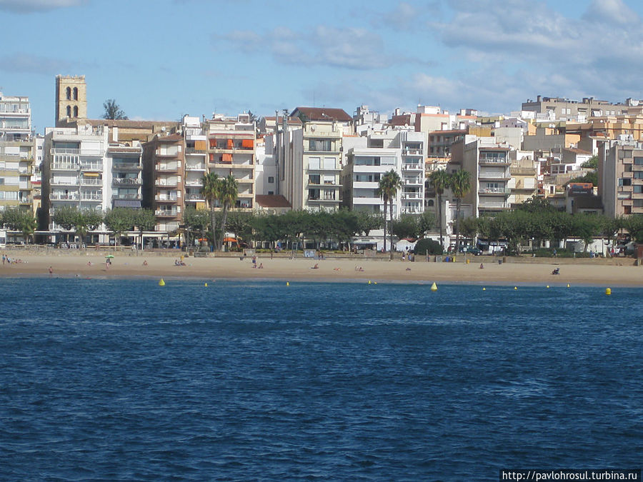 Общий вид с моря на город Бланес, Испания