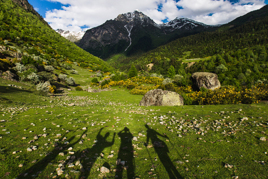 Часик, и мы внизу, довольные походом:)