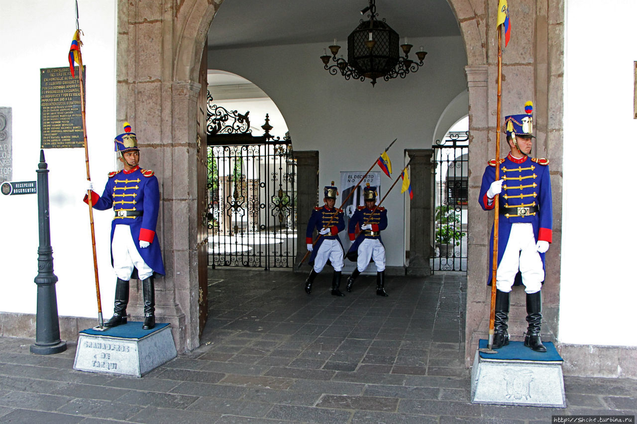 Смена караула у Президентского дворца в Кито Кито, Эквадор