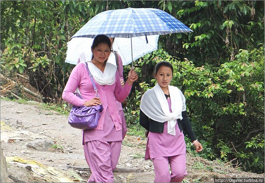 Это где-то в провинции девушки собрались на праздник
