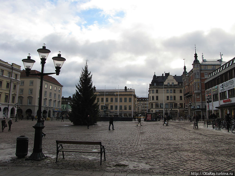 Площадь Stora Torget зимой. Фонтан и скульптура видны за елью. Линчёпинг, Швеция