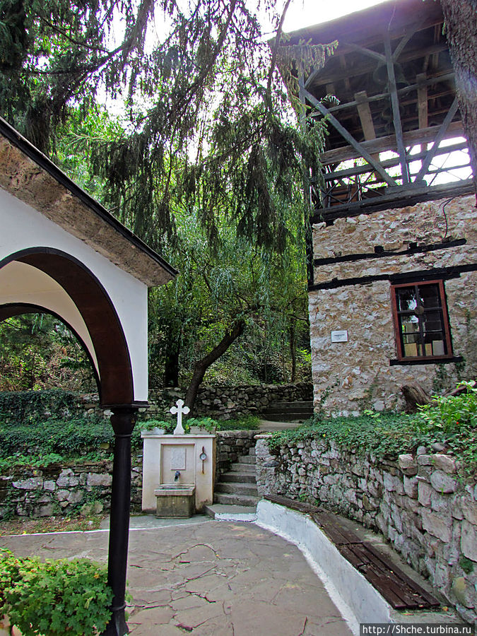 в дворике решили обойти храм вокруг