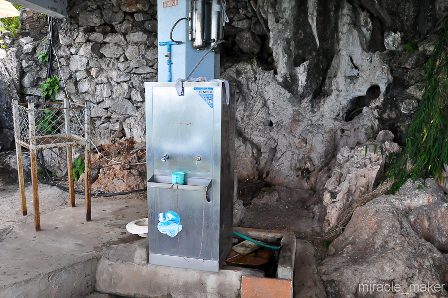 На вершине стоит аппарат с охлажденной и очищенной водой, очень кстати для тех, кто не рассчитал с запасами.