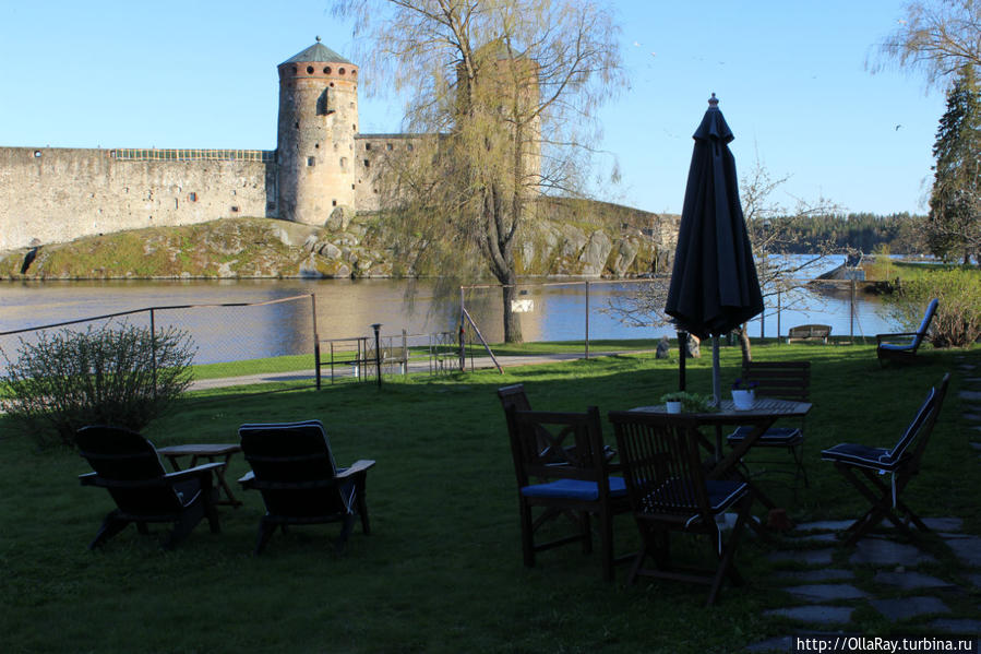 Вид на сад и крепость Савонлинна, Финляндия