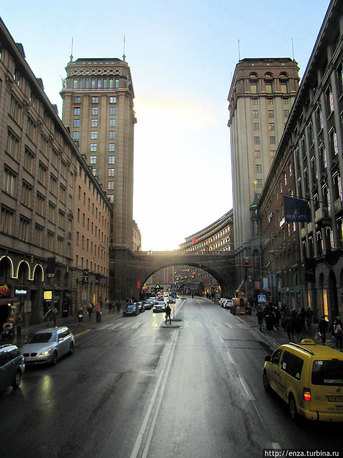 Между остановками № 8 и № 9 идет стокгольмский Манхеттен — улица Kungsgatan.