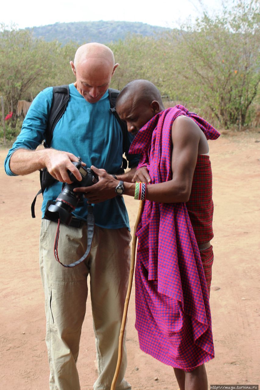 Марк демонстрирует свежеотснятое Масаи-Мара Национальный Парк, Кения