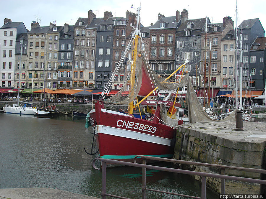 Рядом с рыбацкими лодками приютились белоснежные яхты.