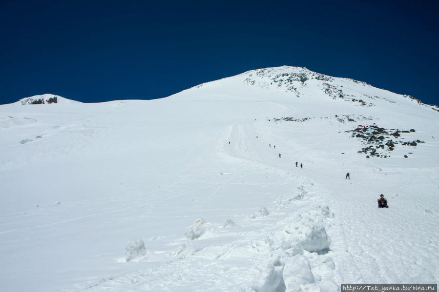 Завтра нам туда — на ту вершину, что слева едва видно Эльбрус (гора 5642м), Россия