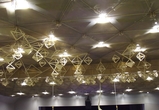Потолок конференц-зала оформлен декоративными фигурками, напоминающими белорусские соломенные обереги-пауки
