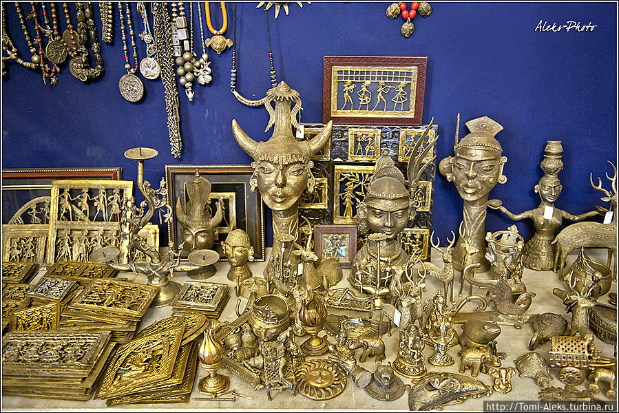 которых было тут — в изобилии. Но в мои планы не входило покупать что-то. Нас еще ждал длинный маршрут и возить за собой по Индии сувениры было бы проблематично...
*