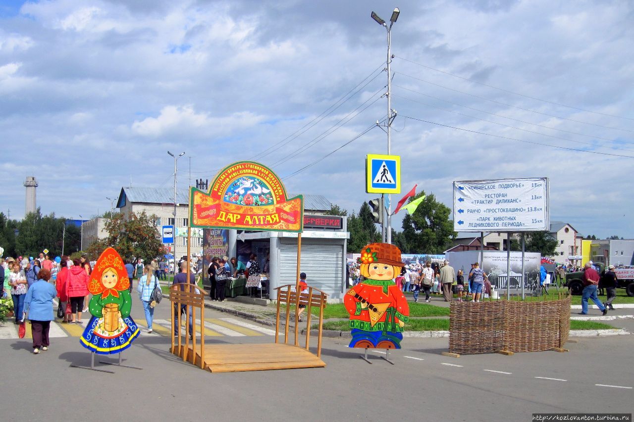 Главный вход на остановившийся и раскинувшийся по площади карнавал. Белокуриха, Россия