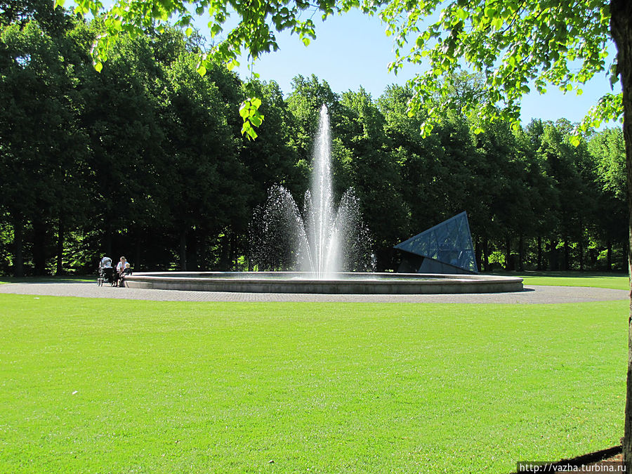 Красивый фонтан в парке