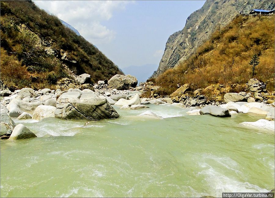 Внизу селения Деурали течет река Моди-Кхола Аннапурна Национальный Парк, Непал