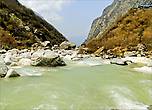Внизу селения Деурали течет река Моди-Кхола