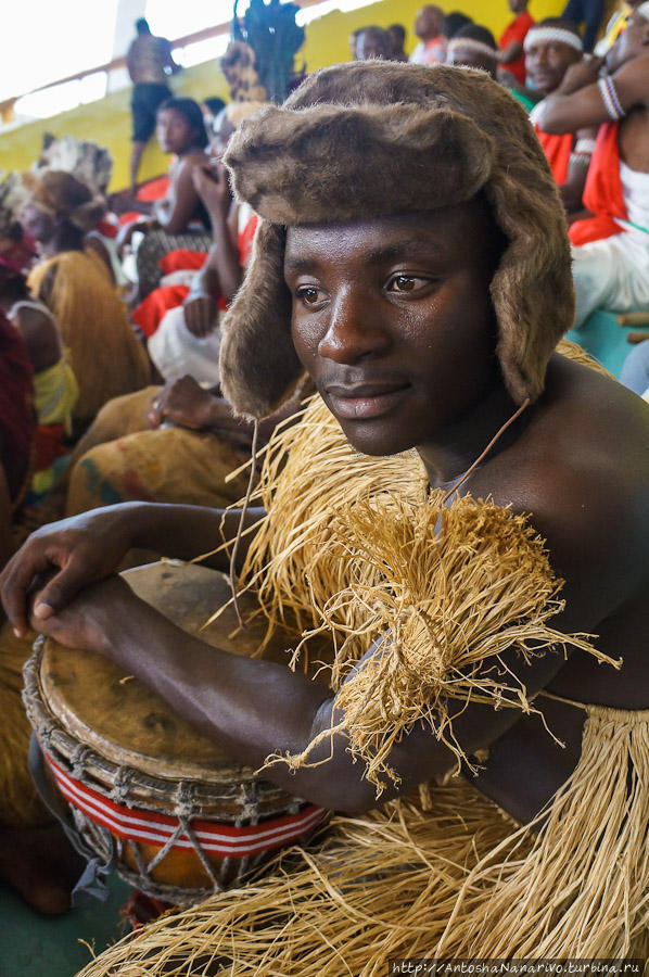 Барабанщик из Конго ДР в прекрасной шапке-ушанке. Сказал, что шьют их на месте в Конго, и там они известны. Про возможную связь с Россией ничего не знает. Кигали, Руанда