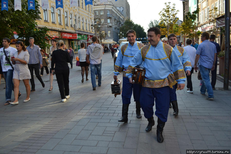 Весёлые лица, маски и костюмы праздничного города Саратов, Россия