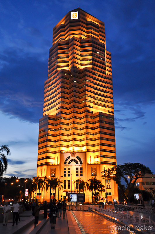 Напротив башен стоит такой вот более чем 30-ти этажный домик, чем-то напомнивший мне головной убор египетских фараонов. Так вот, на фоне башен Петронас он кажется просто сигаретным ларьком. Куала-Лумпур, Малайзия