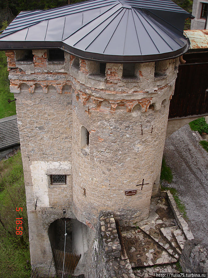 часть замка 12 века Земля Тироль, Австрия