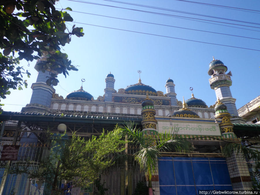 Переулок  с 3 мечетями и автосервисом Мандалай, Мьянма