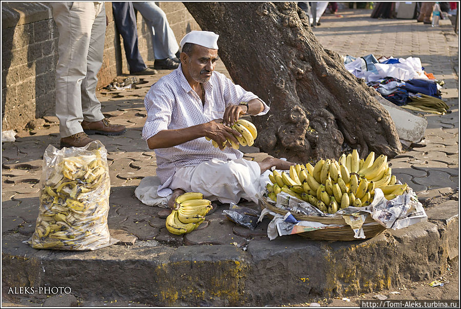Удивило, что этот продавец бананов такой акуратный...
* Мумбаи, Индия