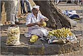 Удивило, что этот продавец бананов такой акуратный...
*