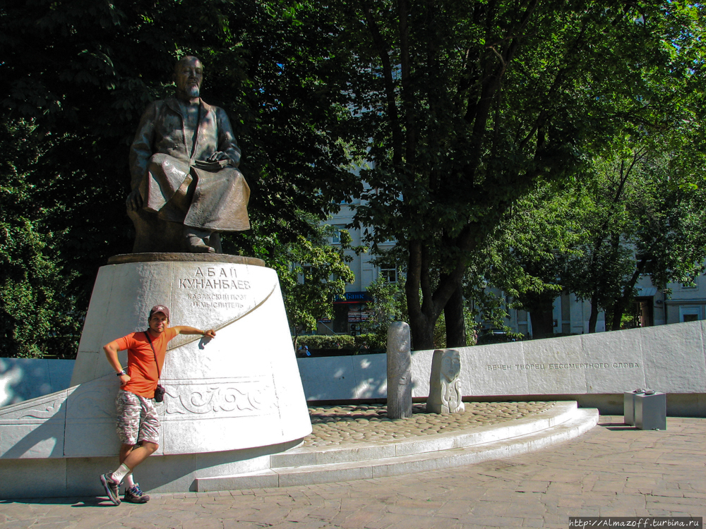 горный гид Андрей Гундарев у памятника Абаю в Москве Эльбрус (гора 5642м), Россия