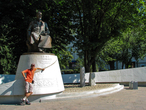 горный гид Андрей Гундарев у памятника Абаю в Москве