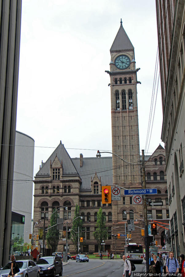 впереди показалась часовая башня сити-холла Торонто, Канада