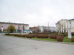 В центре города. Слева — ’хрущевская’ ахитектура, справа — сталинская